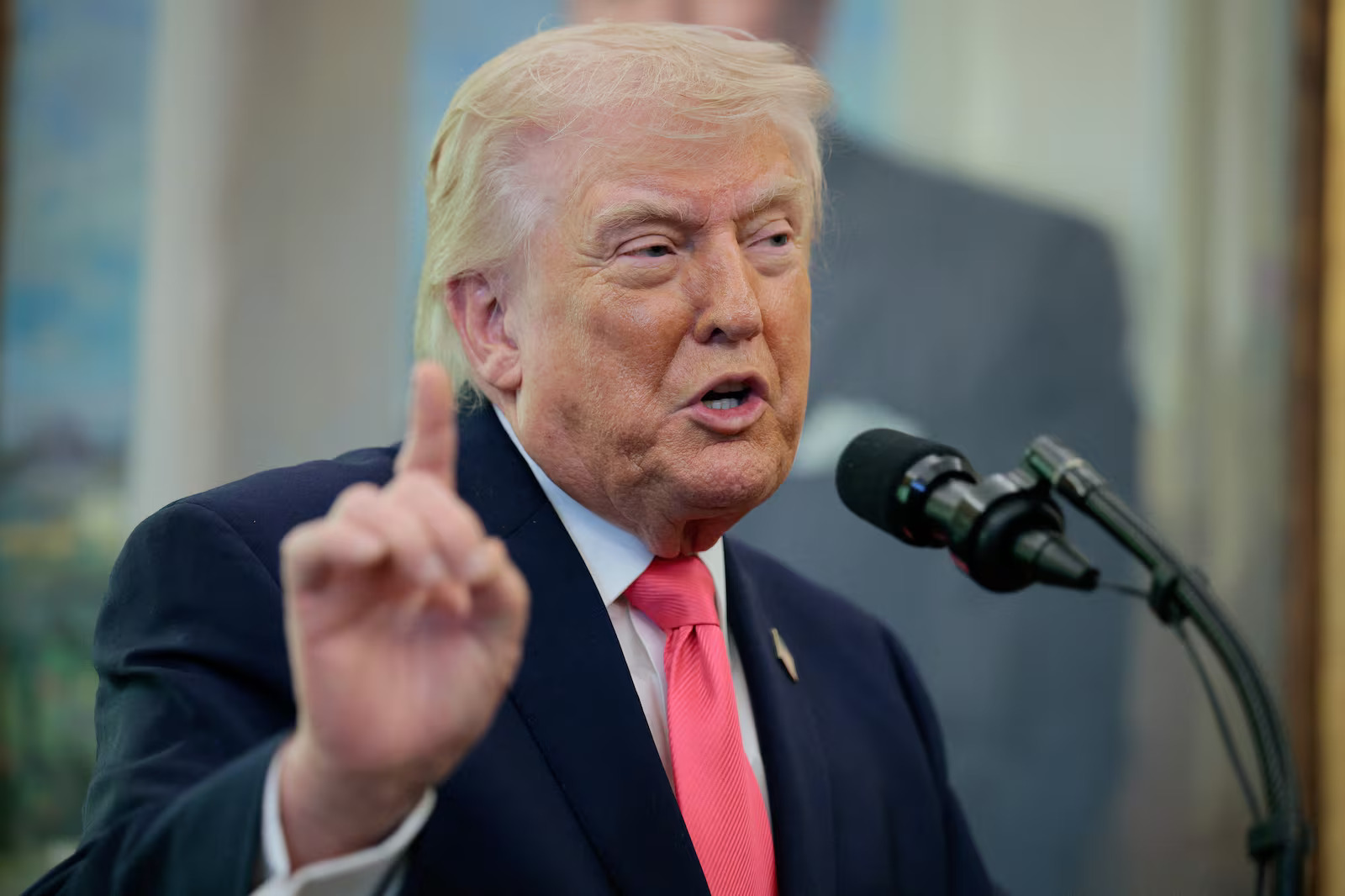 Trump ameaça infraestrutura iraniana e pressiona por acordo em meio a negociações